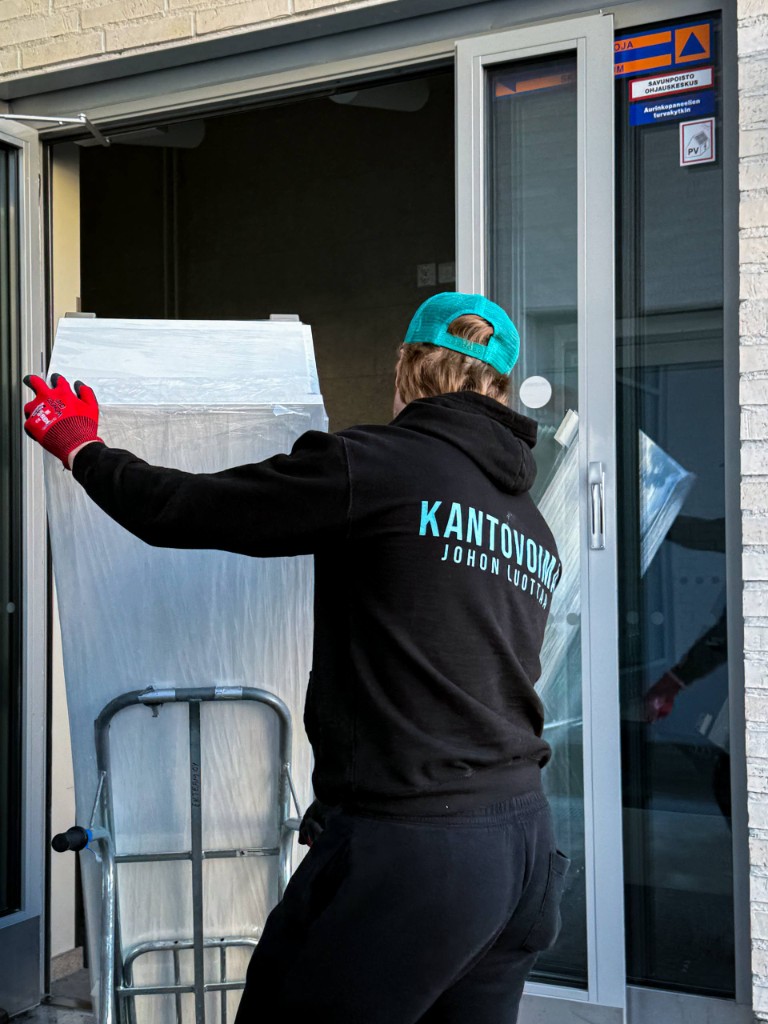 Kantovoima-muuttaja työntää suojattua kaappia oven läpi